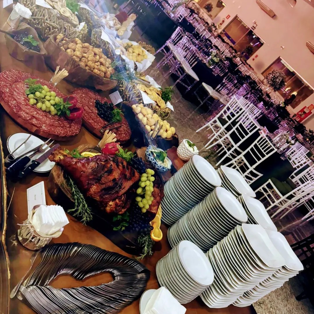Buffet completo preparado para uma celebração
