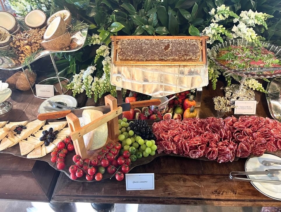 Estação de buffet decorada para receber convidados