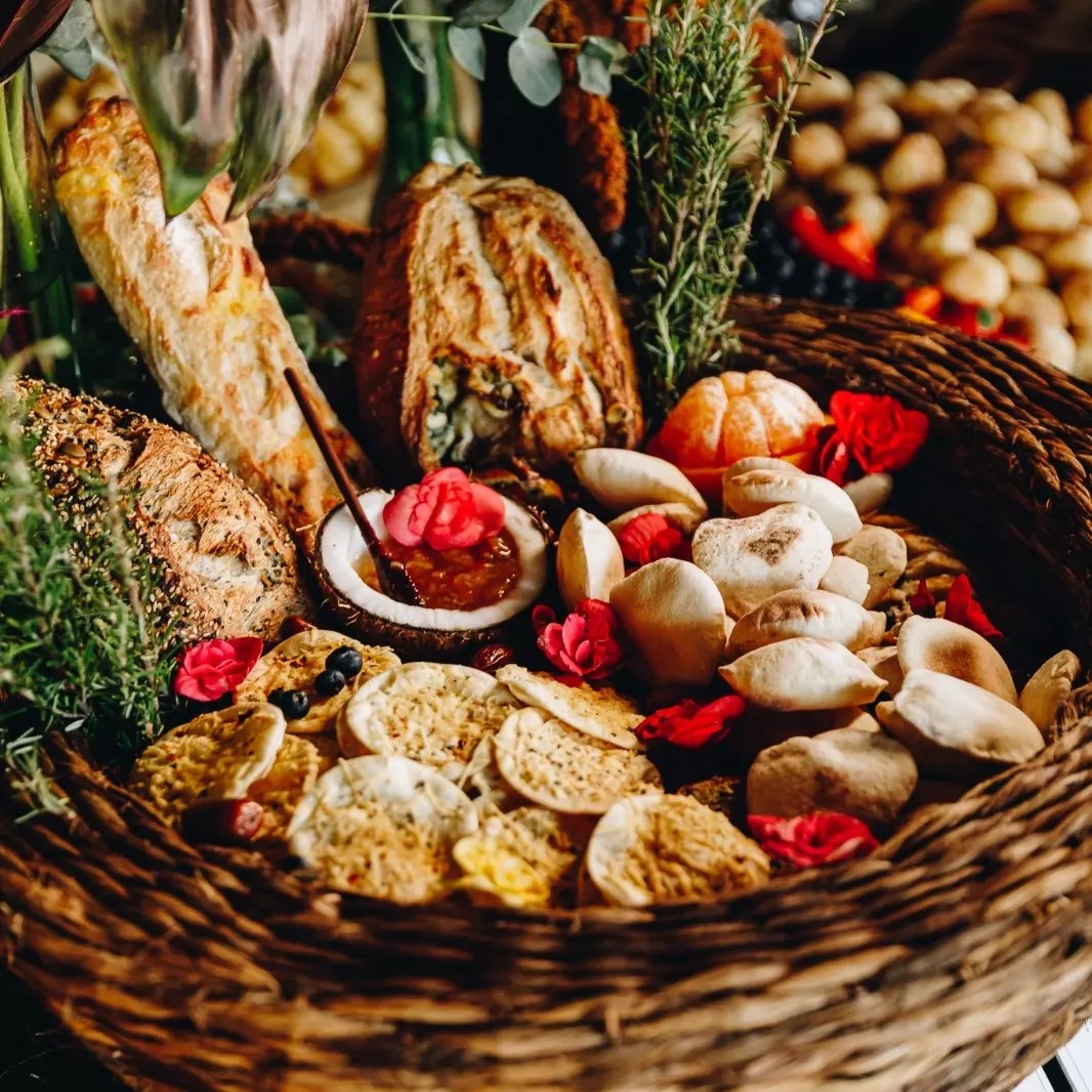Mesa de buffet com seleção de carnes e acompanhamentos