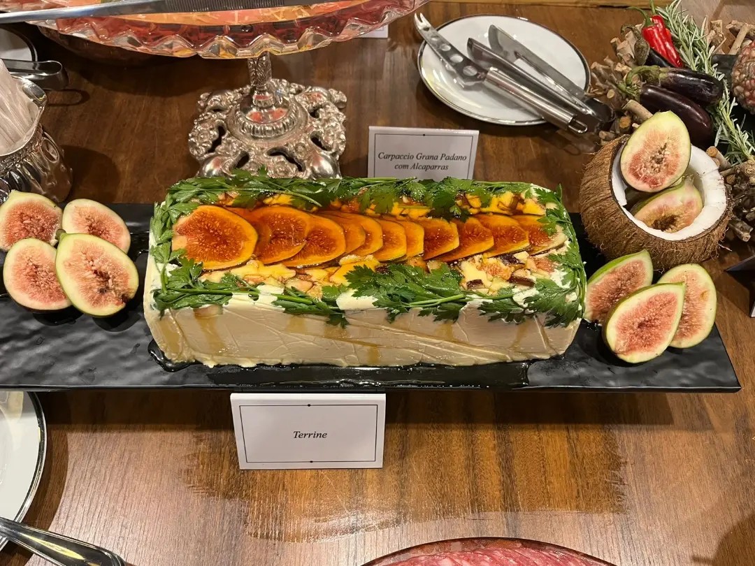 Preparação fresca apresentada em uma travessa